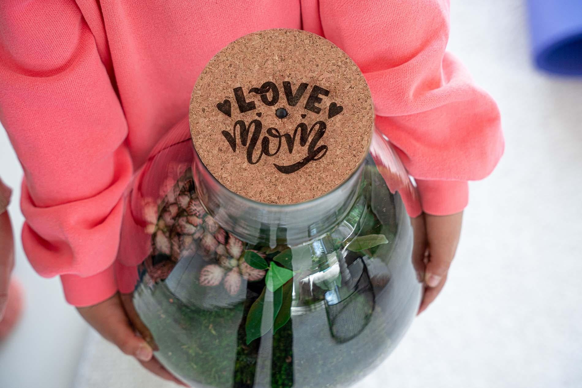 'LOVE MOM' Terrarium Sam + gravierter Kork mit Licht - Flaschengarten DIY Set - Ø 24.5 cm ↑ 30 cm - Muttertag