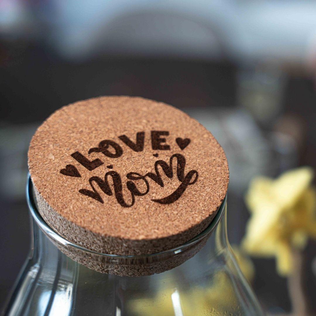 'LOVE MOM' Terrarium Drop XL + gravierter Kork - Flaschengarten DIY Set – Ø 24 cm ↑ 37 cm -  Muttertag