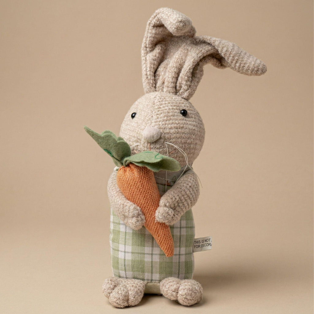 Osterhase Dekoration - Beschwerter Plüschhase mit Karotte - ↑ 30 cm